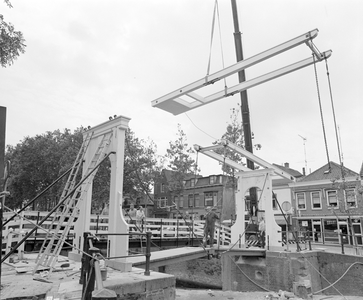 884194 Gezicht op de restauratie van de ophaalbrug over de Oude Sluis te Vreeswijk (gemeente Nieuwegein). Met naast de ...